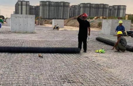 炎陵土工格栅铺设前地基要怎么处理？